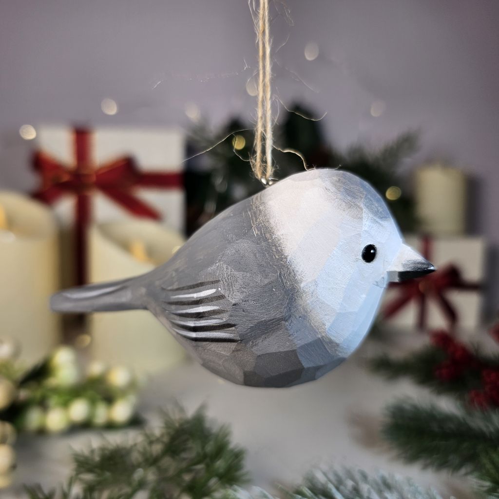 Canada Jay 木製クリスマスオーナメント - 素朴な手作りの装飾 – PAINTED BIRD SHOP