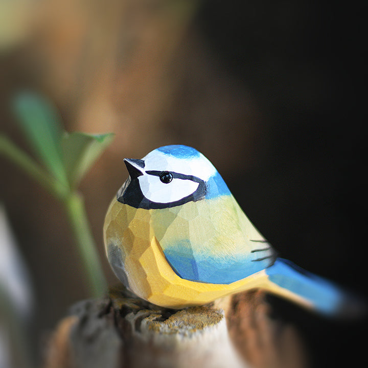 Prachtig handgesneden pimpelmeesbeeldje | Uniek houten vogelsculptuur