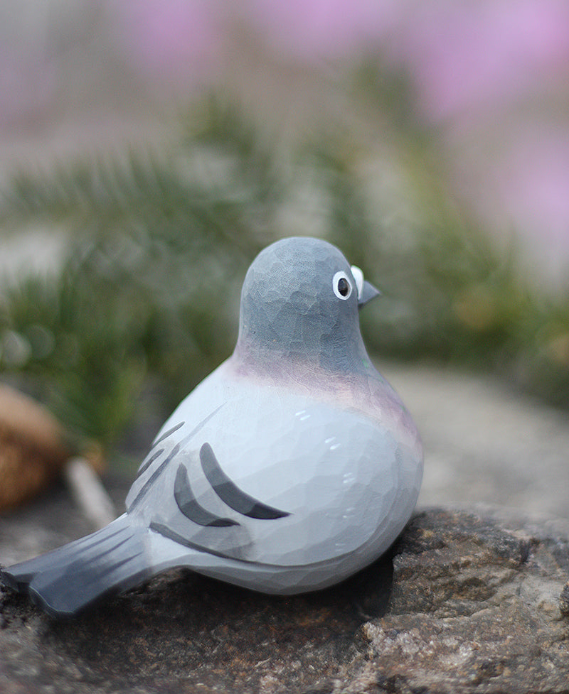 鳩のカップルの置物