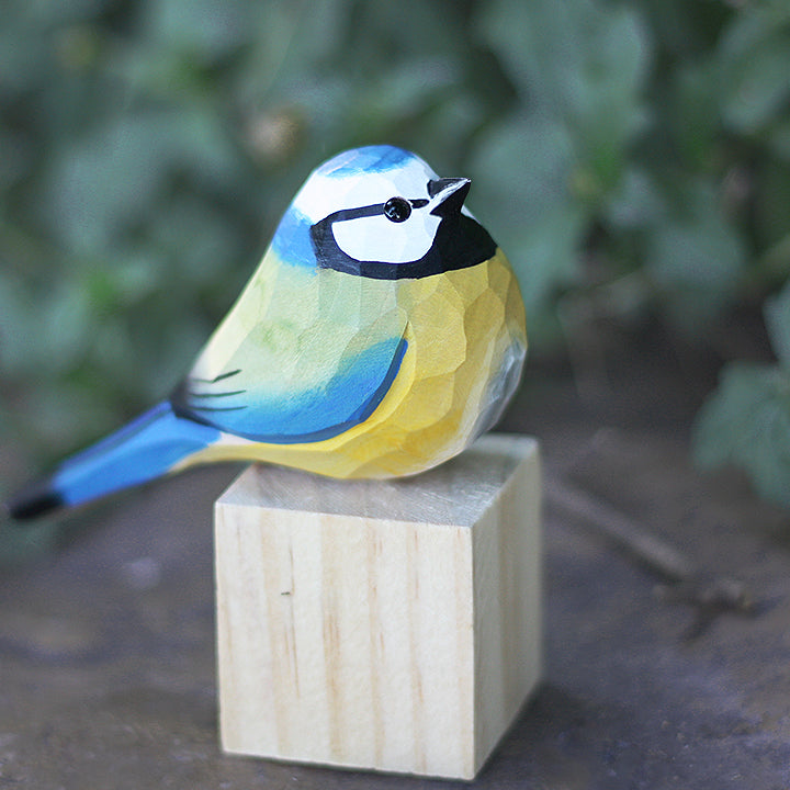 Prachtig handgesneden pimpelmeesbeeldje | Uniek houten vogelsculptuur