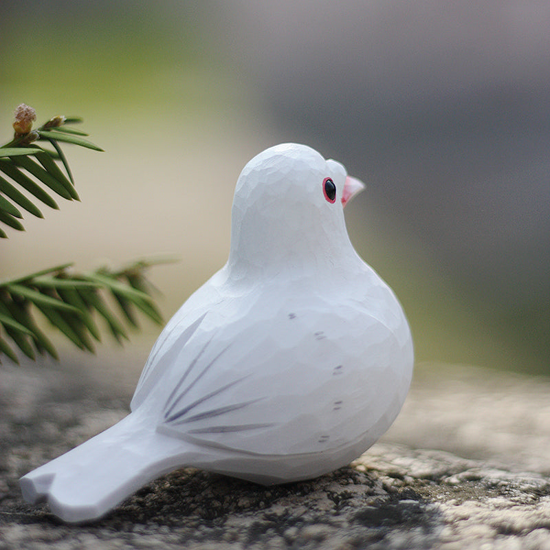 鳩のカップルの置物