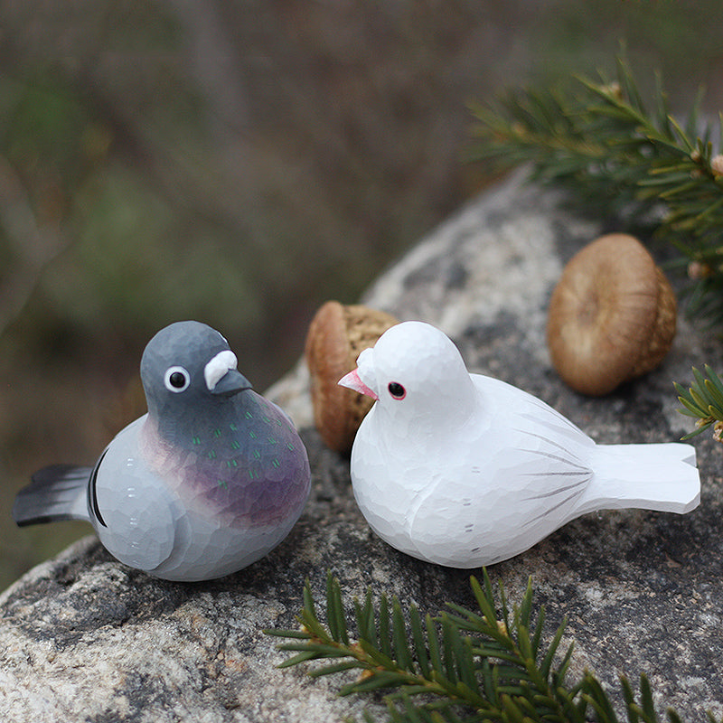 鳩のカップルの置物