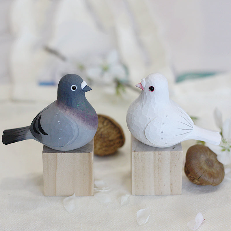 Figurines de couples de pigeons