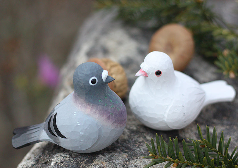 鳩のカップルの置物