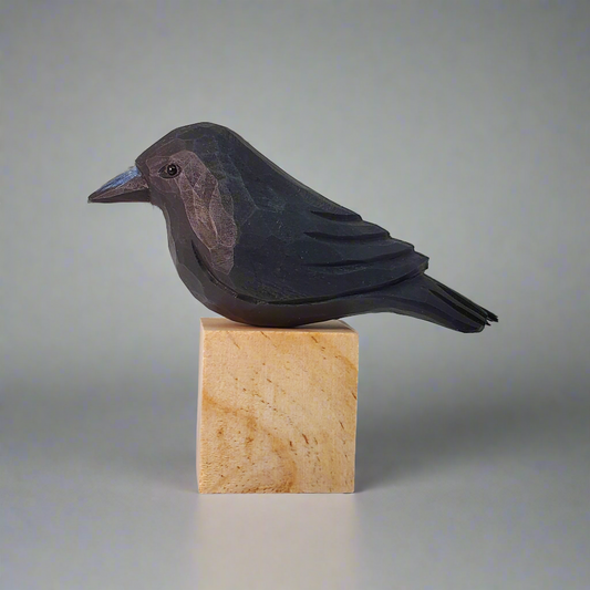 Figurine de corbeau en bois sculptée à la main