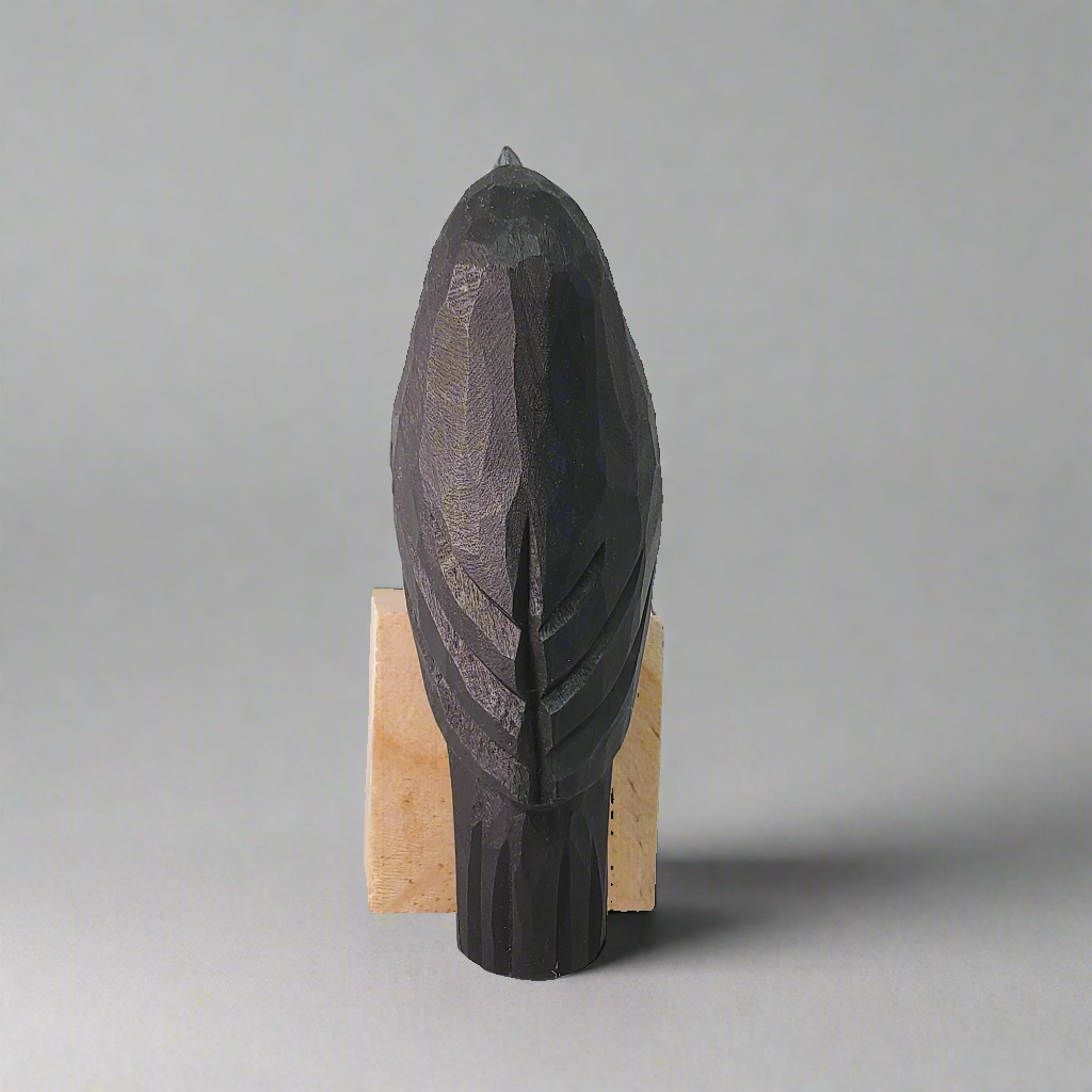 Figurine de corbeau en bois sculptée à la main