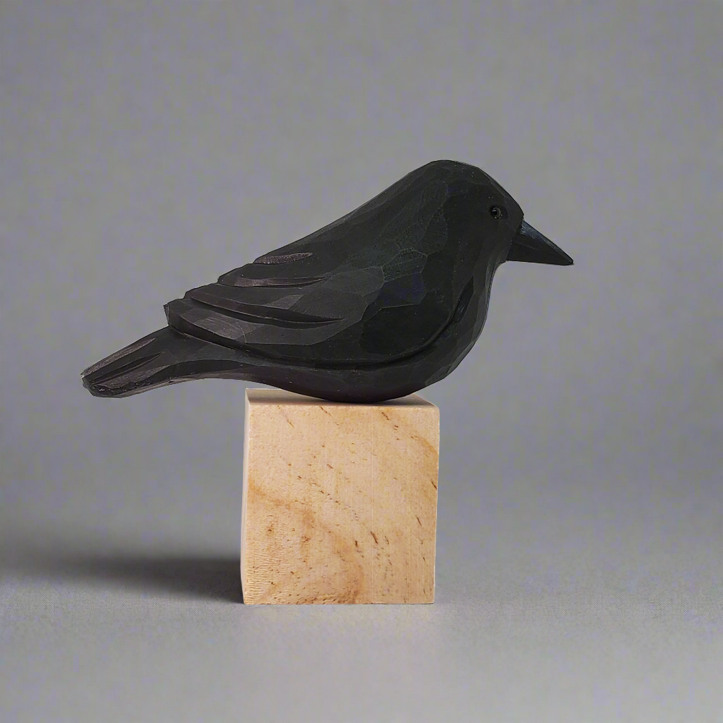 Figurine de corbeau en bois sculptée à la main