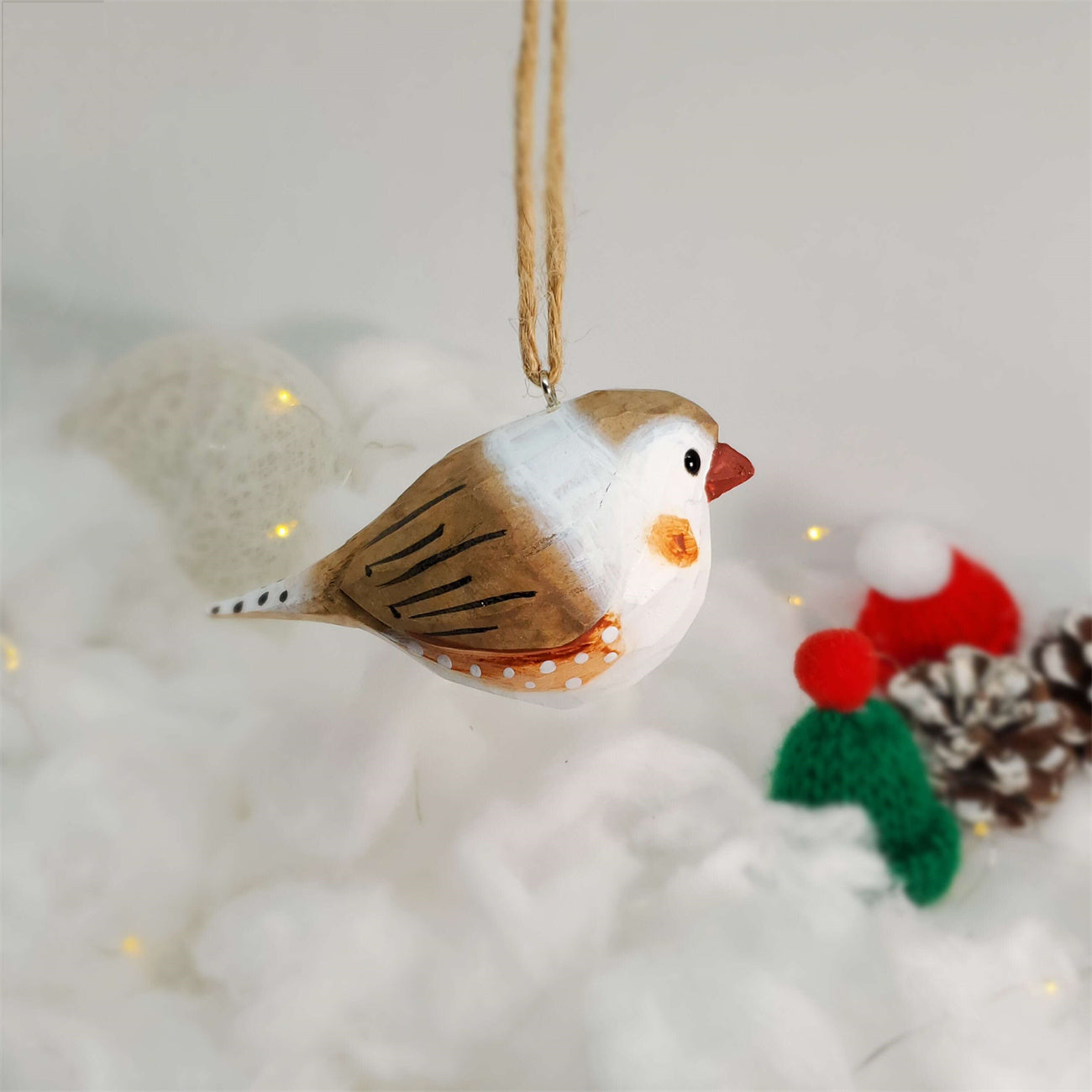 Met de hand gesneden houten vogelornament van zebravinken - prachtig geschilderd decor