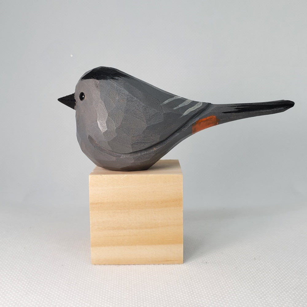 Catbird handgesneden en geschilderd houten beeldje - elegant natuurdecor