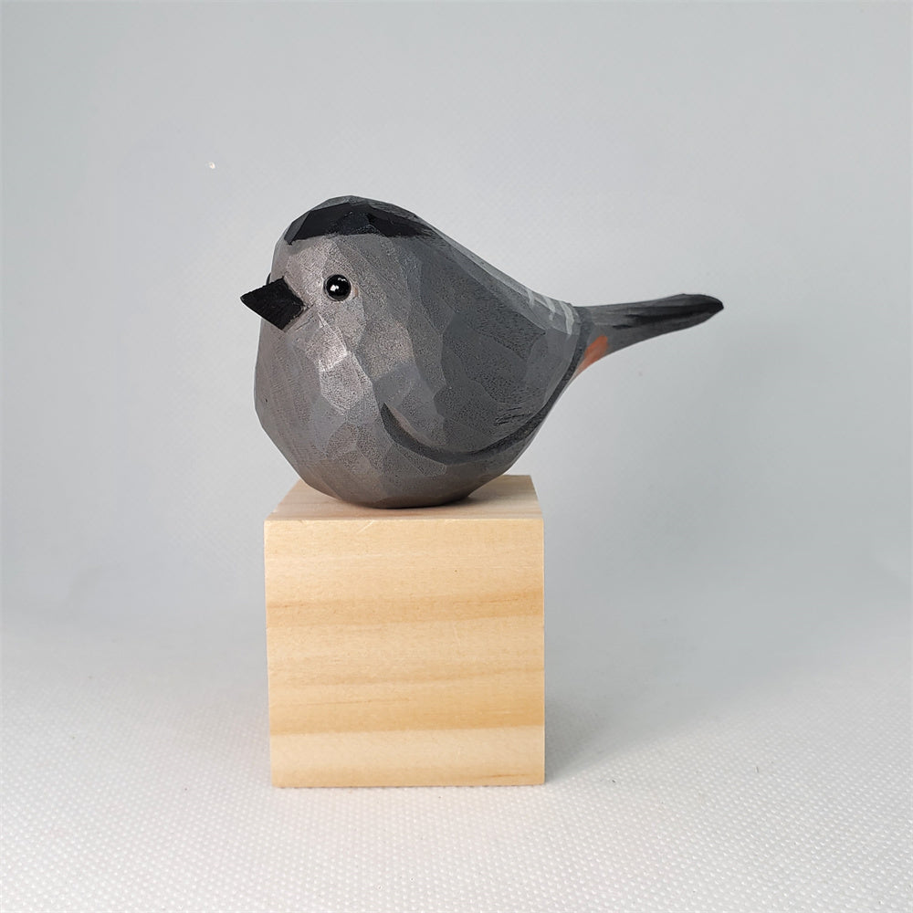 Catbird handgesneden en geschilderd houten beeldje - elegant natuurdecor