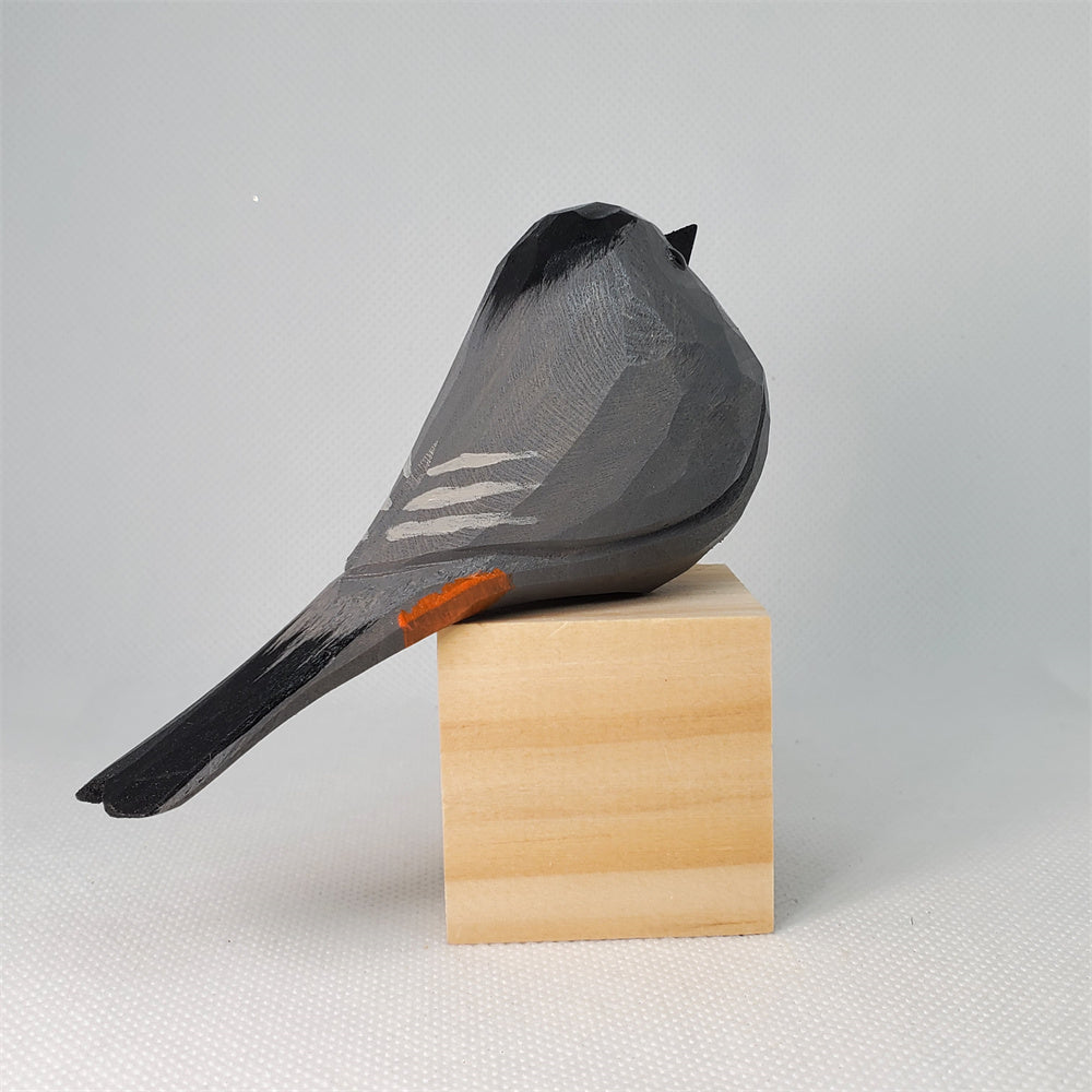 Catbird handgesneden en geschilderd houten beeldje - elegant natuurdecor