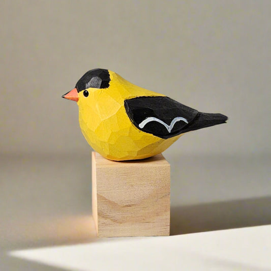 Figurine d’oiseau chardonneret sculptée à la main en bois peint