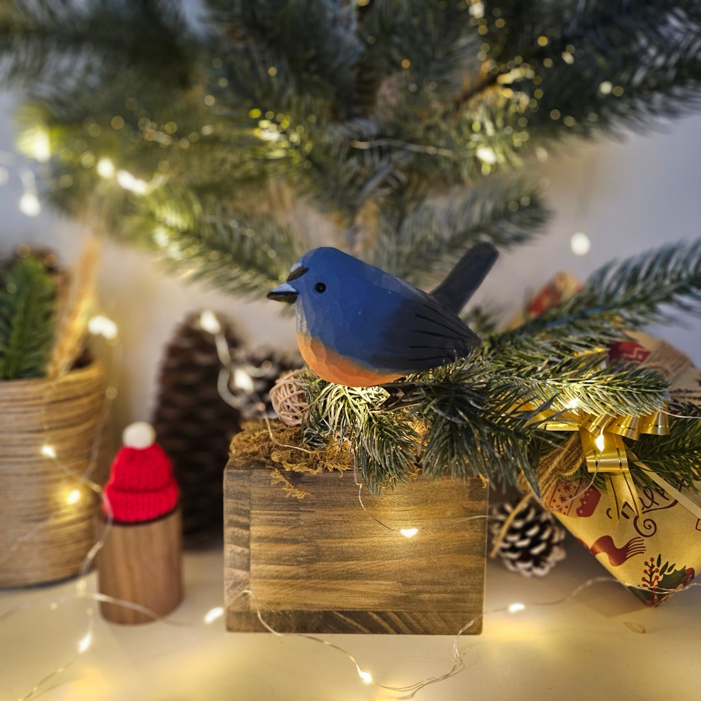 Ornamento a clip per uccello pigliamosche dalle sopracciglia innevate