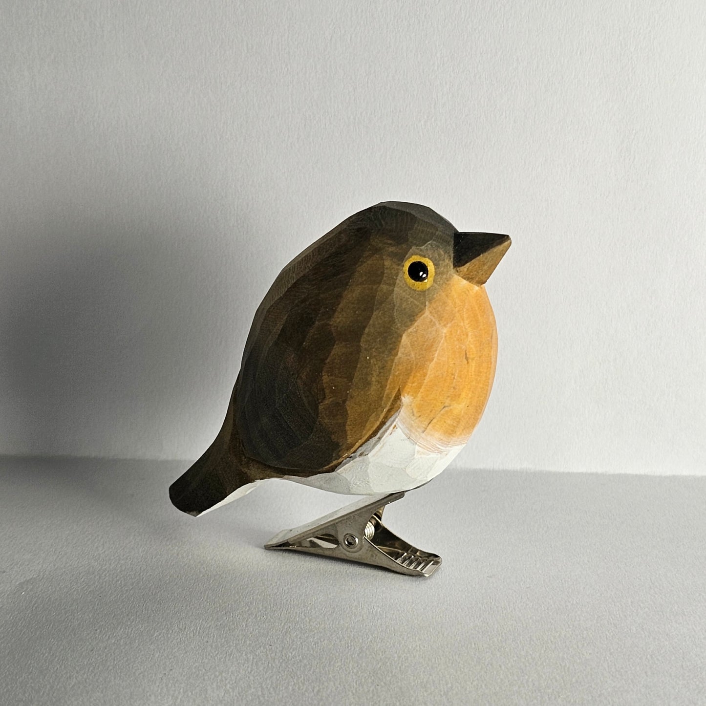 Ornamento per uccelli con clip per pettirosso europeo (Erithacus rubecula).