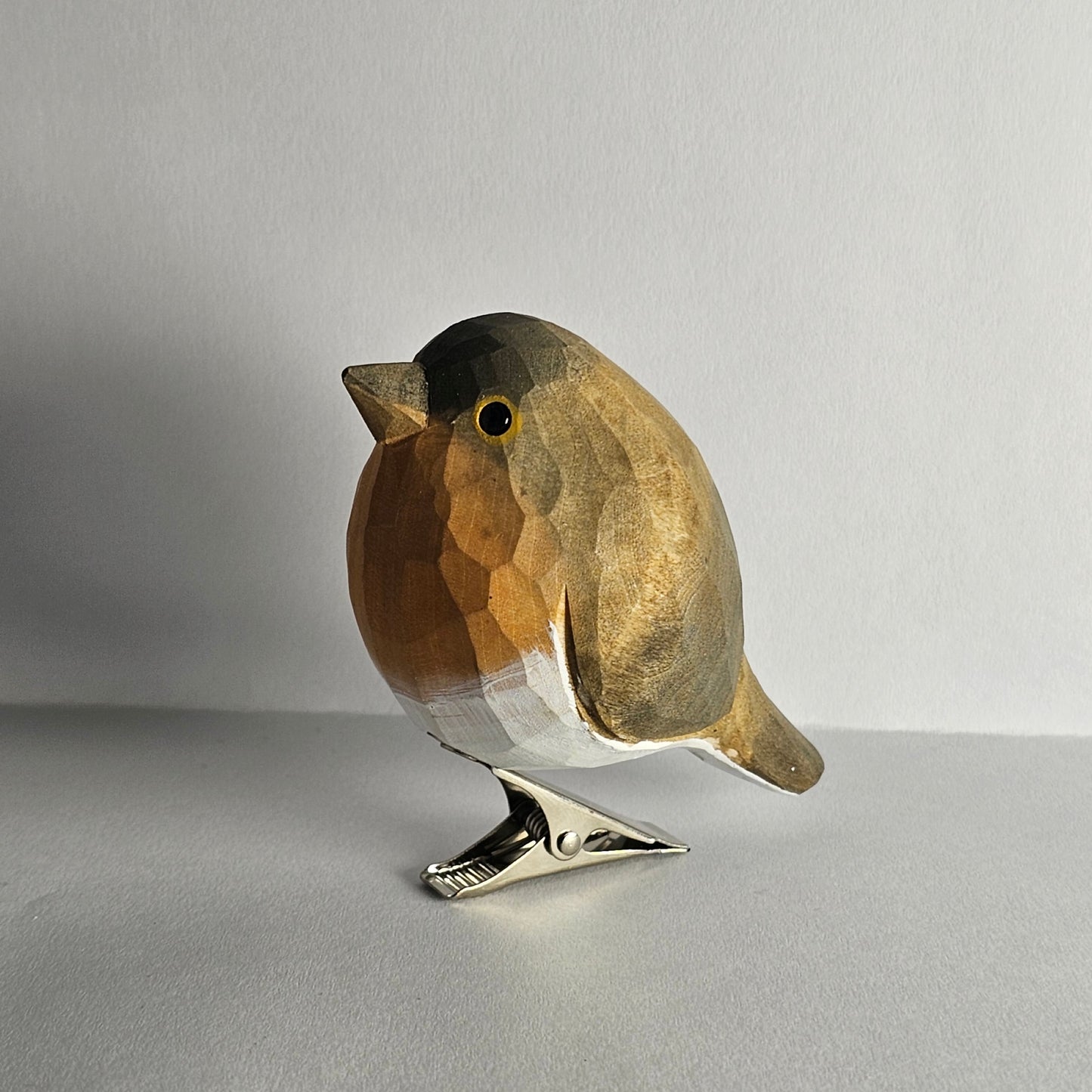 Ornamento per uccelli con clip per pettirosso europeo (Erithacus rubecula).