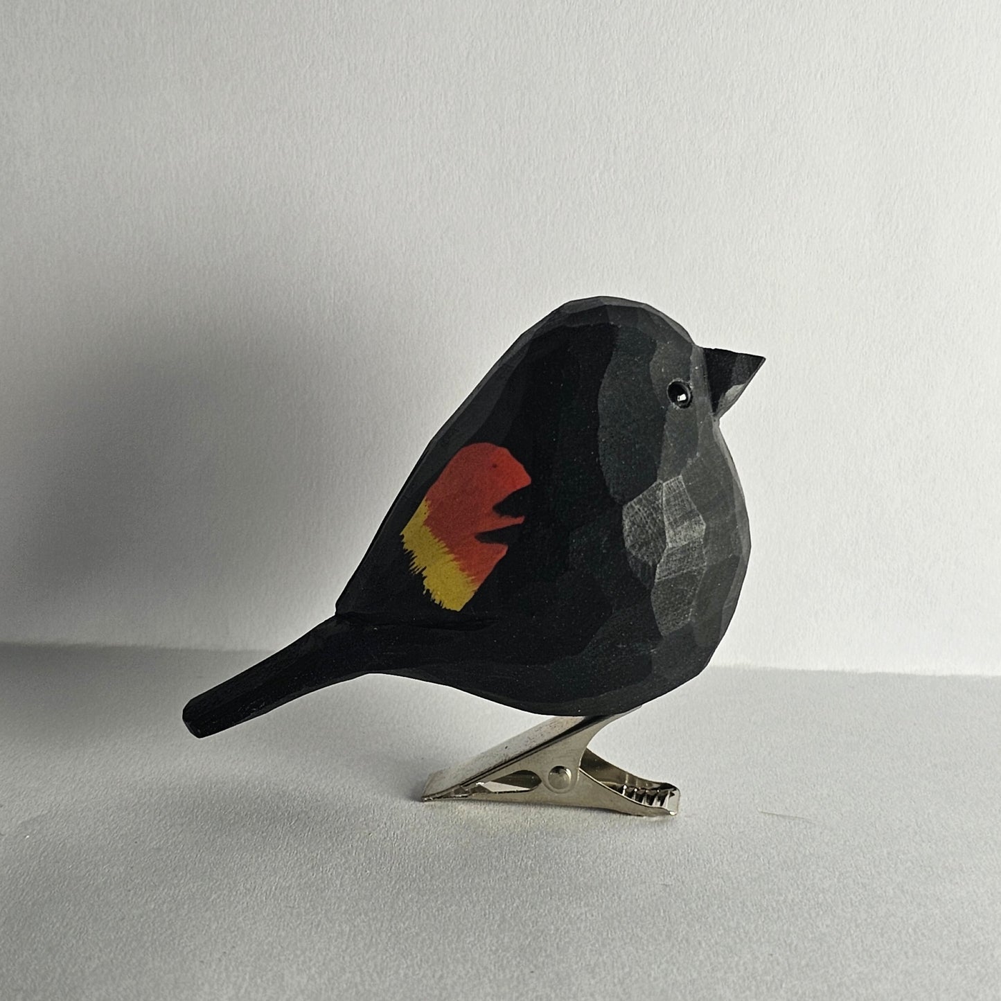 Roodvleugelige zwarte vogel clip-on ornament