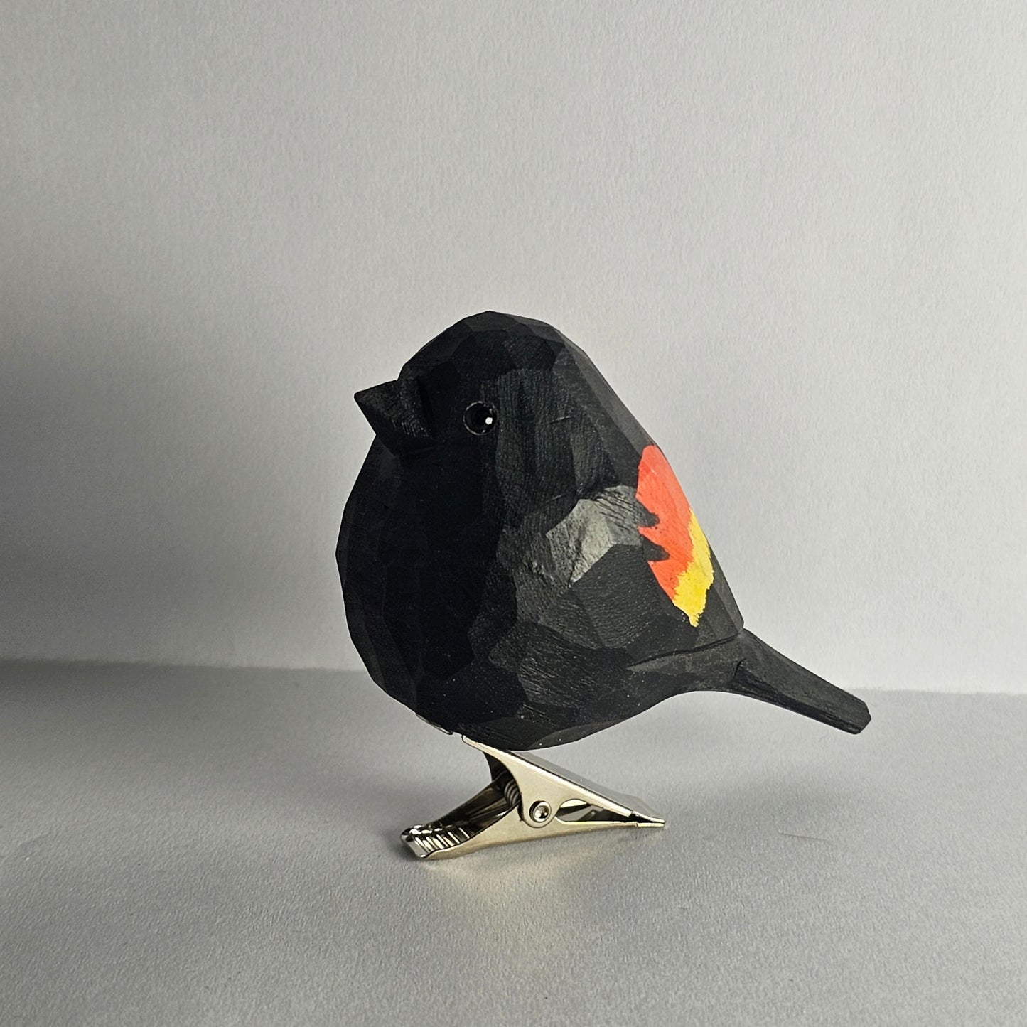 Roodvleugelige zwarte vogel clip-on ornament