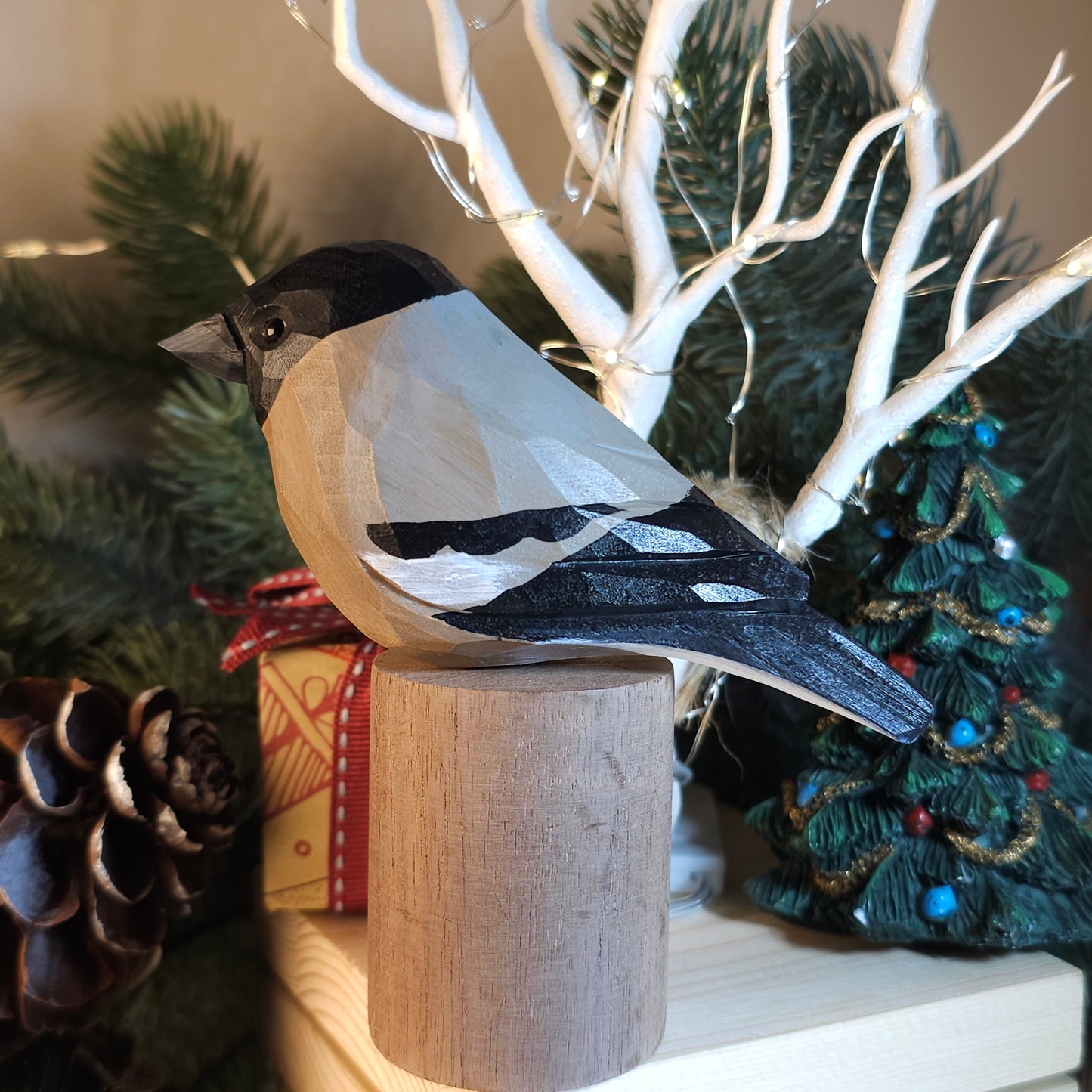 Handgemaakt houten goudvinkbeeldje - een meesterwerk van de natuur in miniatuur