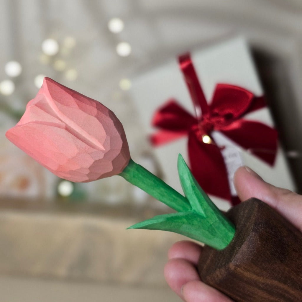 Handgeschilderde houten tulpensculpturen in geschenkverpakking