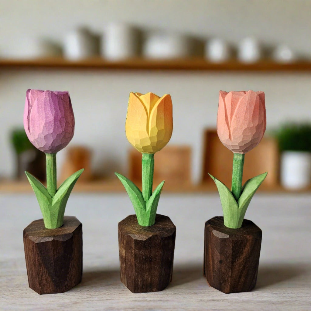 Handgeschilderde houten tulpensculpturen in geschenkverpakking