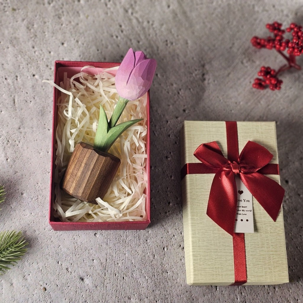 Sculptures en bois de tulipes peintes à la main dans une boîte cadeau