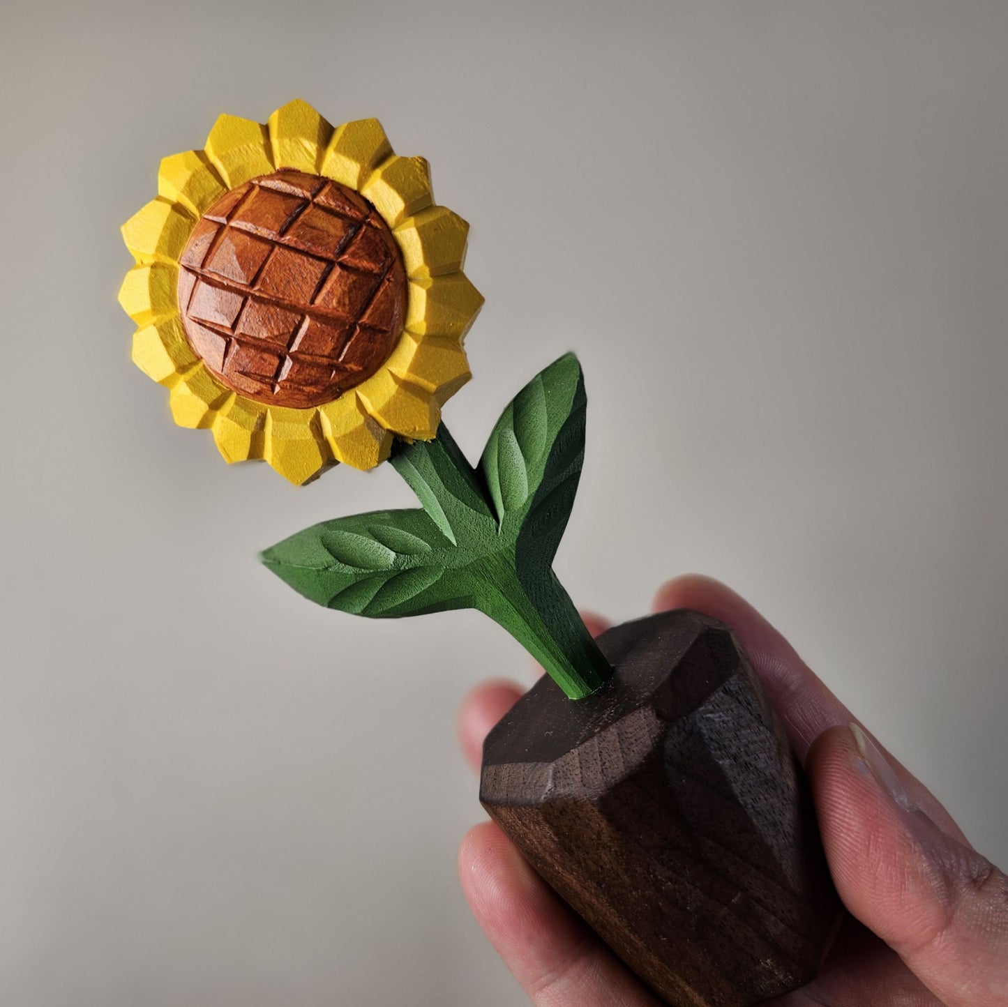 Scultura artigianale in legno di girasole con confezione regalo