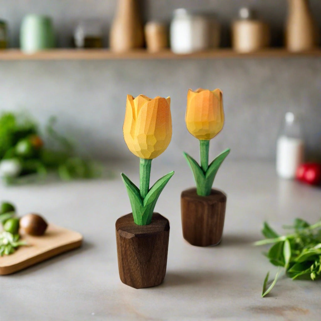 Handgeschilderde houten tulpensculpturen in geschenkverpakking