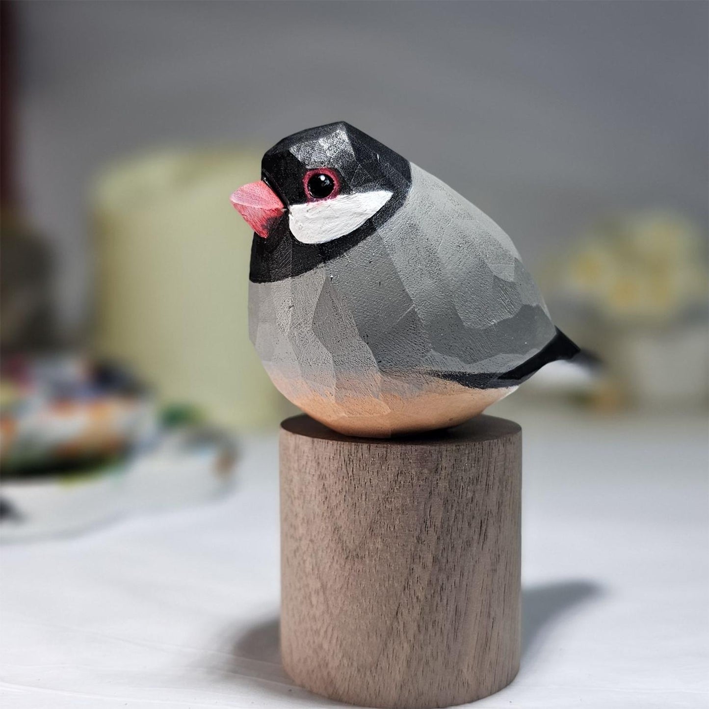 Figura de madera pintada a mano del gorrión de Java