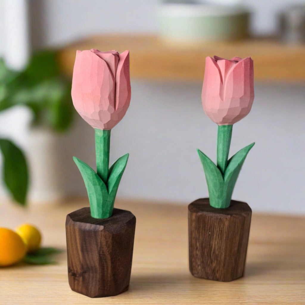 Handgeschilderde houten tulpensculpturen in geschenkverpakking