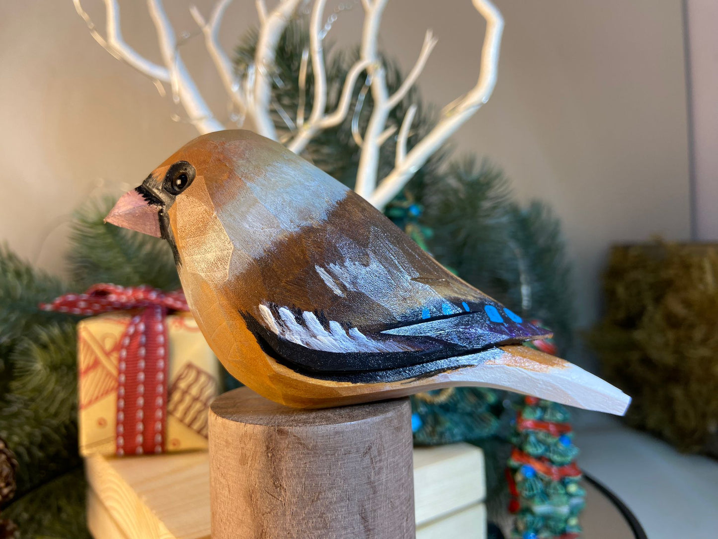 Figurina di Frosone realizzata a mano - Squisita scultura di uccello dipinta a mano per amanti della natura e collezionisti