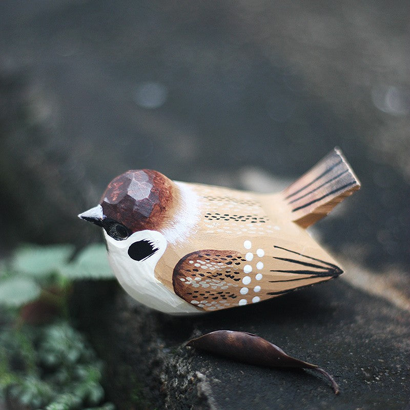 Mus houten vogelbeeldje - handgesneden en geschilderd decor