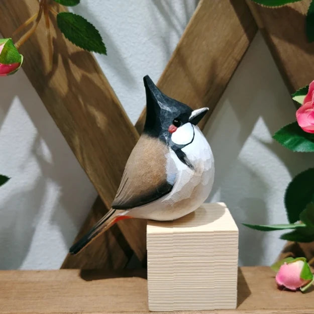 Bulbul met rode bakkebaarden, handgeschilderd houten beeldje - prachtig huisdecor