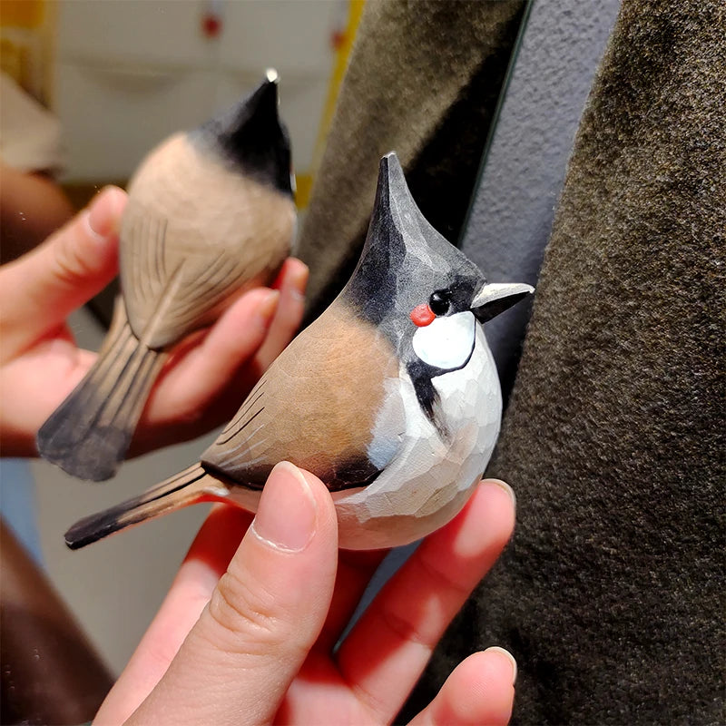 Bulbul met rode bakkebaarden, handgeschilderd houten beeldje - prachtig huisdecor