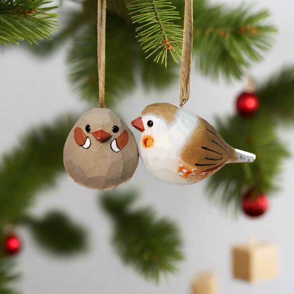 Met de hand gesneden houten vogelornament van zebravinken - prachtig geschilderd decor